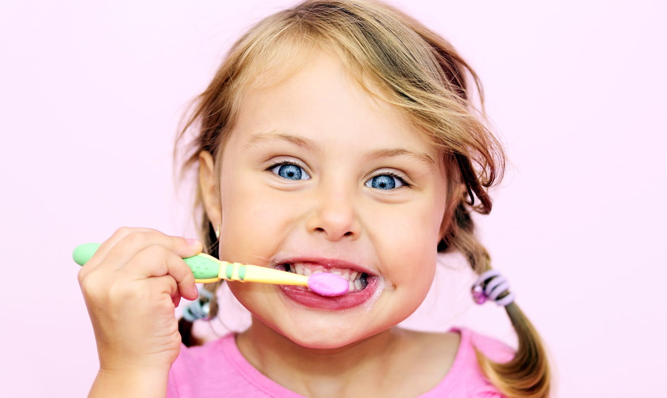 Как защитить зубы ребенка от кариеса?