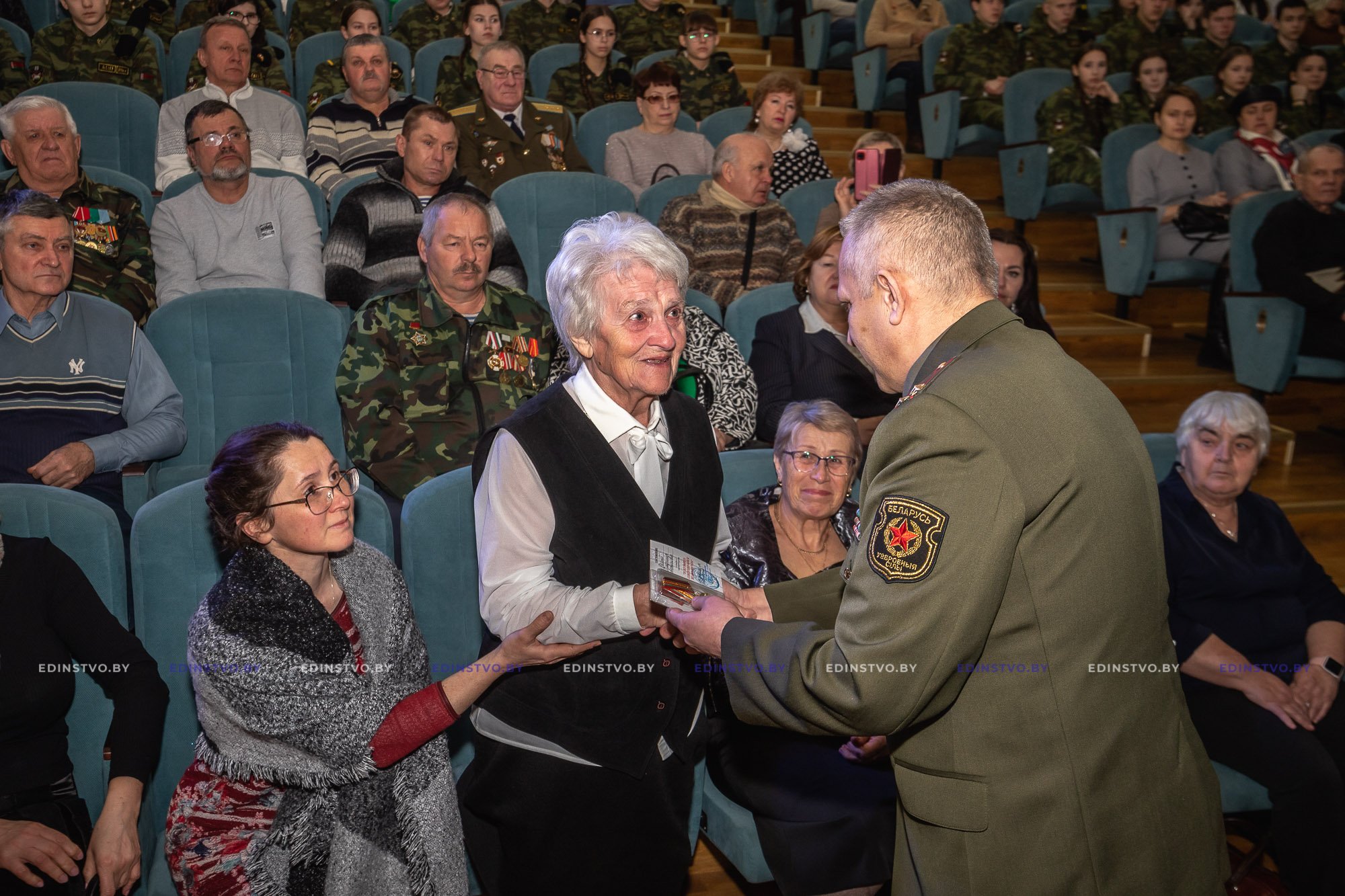 Награждены посмертно: в Борисове вручили юбилейные медали родственникам погибших в Афганистане земляков 