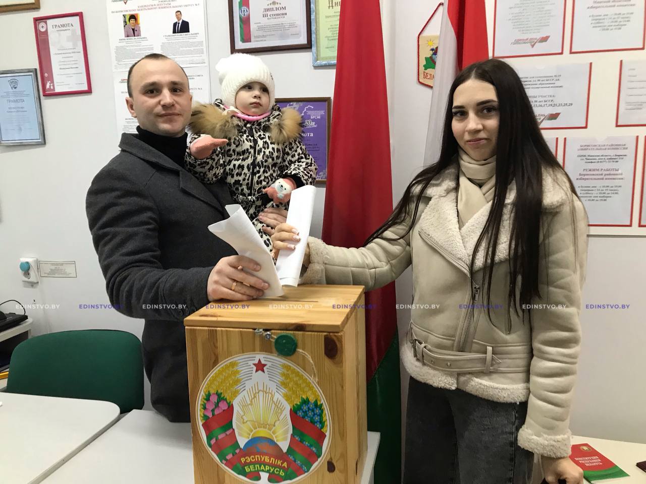 ﻿﻿Папа, мама, я. Семья Печенник из Борисова проголосовала досрочно