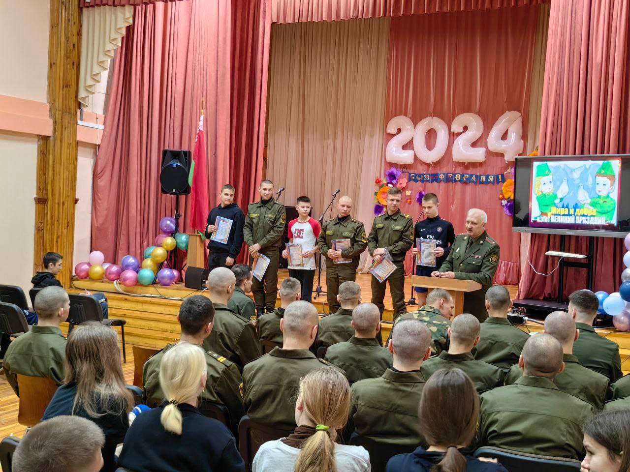 Фоторепортаж. Школьники Борисова встретились с военнослужащими в рамках спортивно-культурного мероприятия 