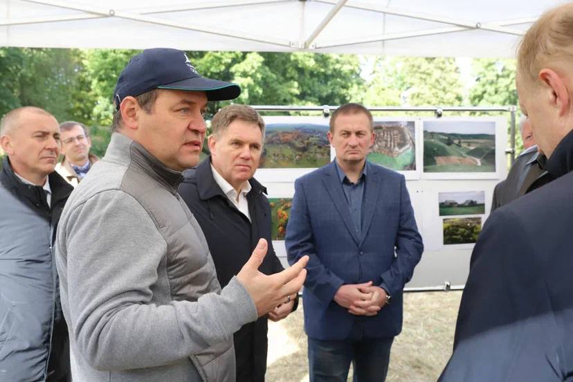 Александр Турчин и Роман Головченко посетили археологический комплекс Минское городище