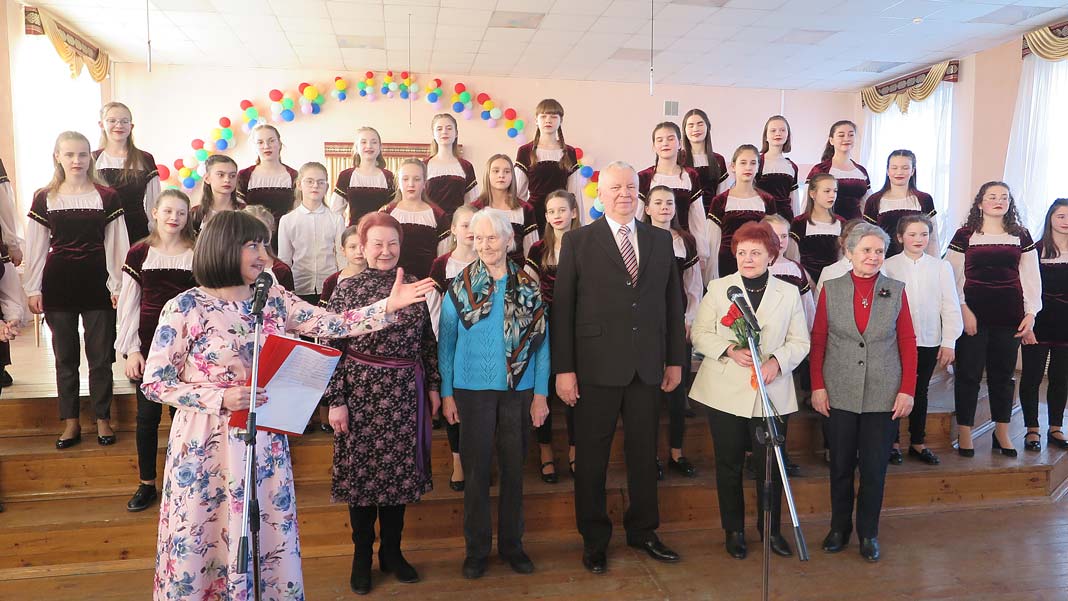 Большой концерт для любимых учителей: в Борисовской ДМШИ поздравили ветеранов педагогического труда