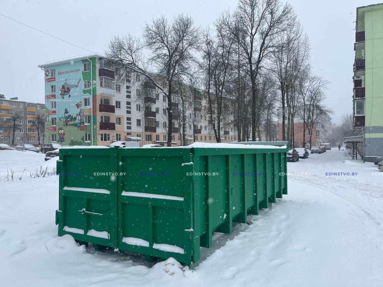 ФОТОФАКТ: новые контейнеры для крупногабаритного мусора устанавливают в разных точках Борисова и  Борисовском районе