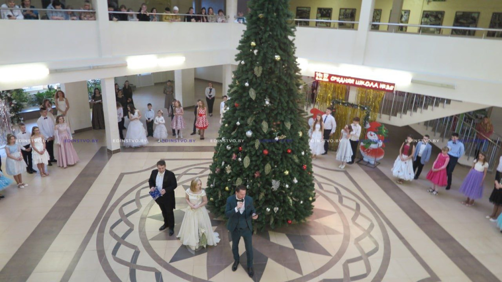 Вальс, полонез, игры и подарки: в Борисове прошел первый районный рождественский инклюзивный бал
